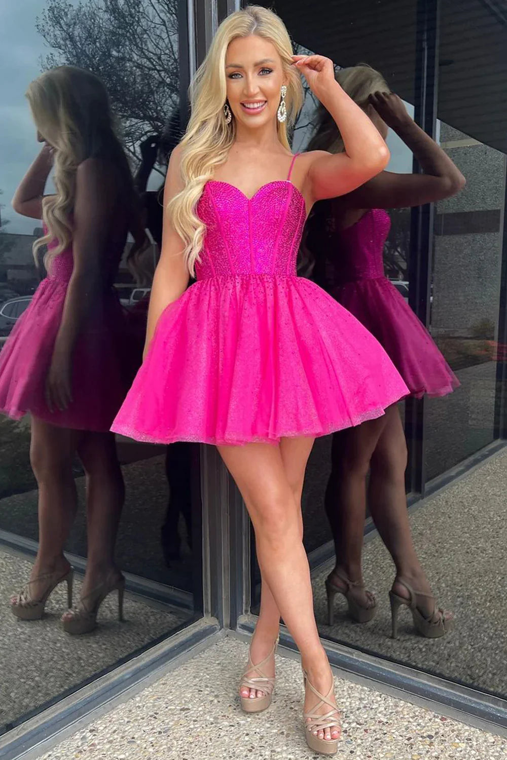 Vestido de fiesta corto rosa intenso con tirantes finos y corte A con cuentas